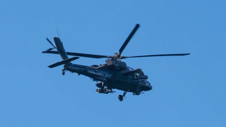 米ロサンゼルス・サウスベイ地域上空を飛行する攻撃ヘリ「アパッチ」/AaronP/Bauer-Griffin/GC Images/Getty Images/FILE